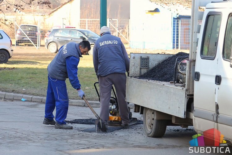 Počelo krpljenje udarnih rupa na putevima