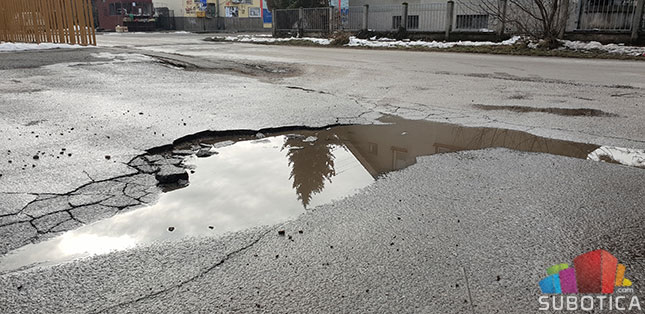 Počelo krpljenje udarnih rupa na putevima