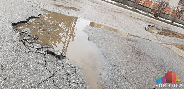 Počelo krpljenje udarnih rupa na putevima