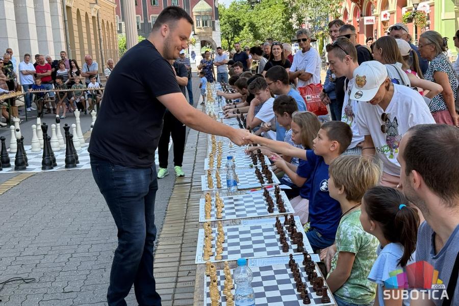 Praznik šaha u našem gradu: velemajstor Inđić igrao simultanku na 64 table
