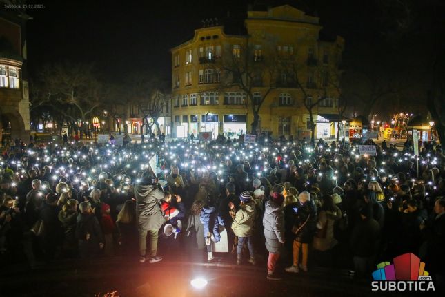 Održan skup prosvetnih radnika, roditelja i učenika na Trgu slobode