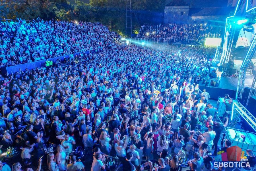 Veče nostalgije uz hitove domaćeg i stranog densa '90 na otvorenoj sceni