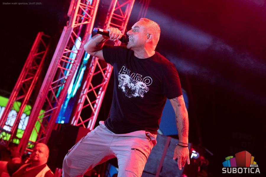 Veče nostalgije uz hitove domaćeg i stranog densa '90 na otvorenoj sceni