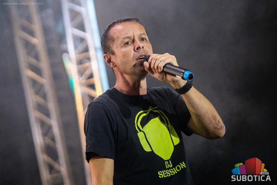 Veče nostalgije uz hitove domaćeg i stranog densa '90 na otvorenoj sceni