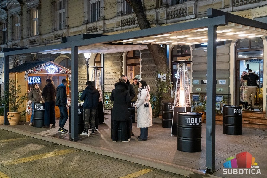 Novogodišnja čarolija ispred "Fabrika" burger bara