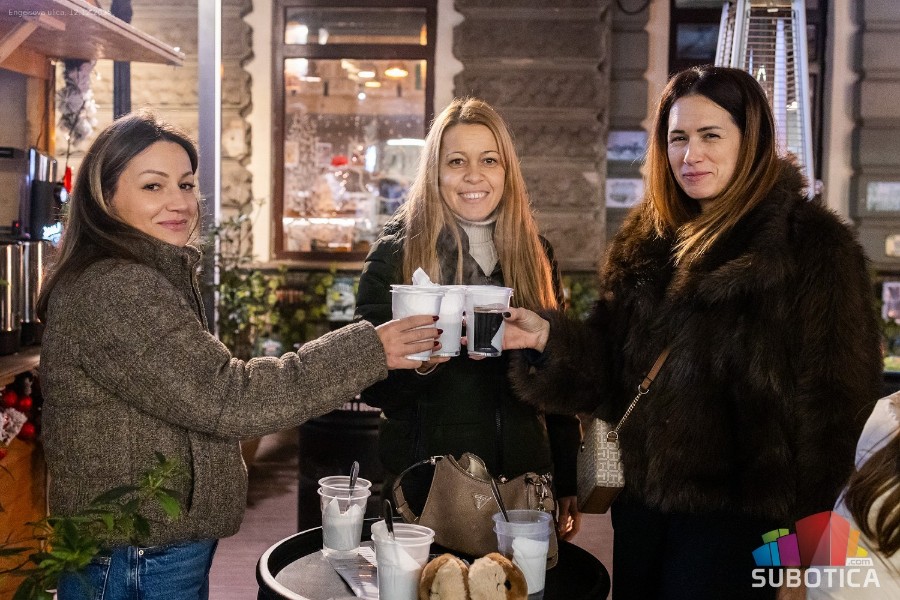 Novogodišnja čarolija ispred "Fabrika" burger bara