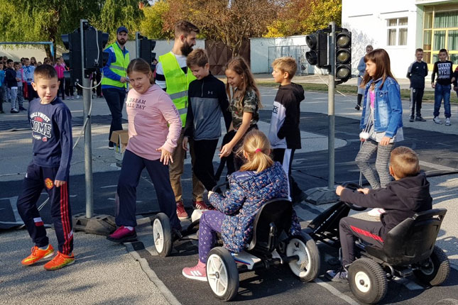 Mobilni saobraćajni poligon za osnovce od prvog do četvrtog razreda