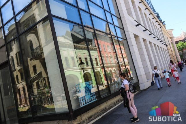 Tabloi subotičkih maturanata ukrasili Narodno pozorište