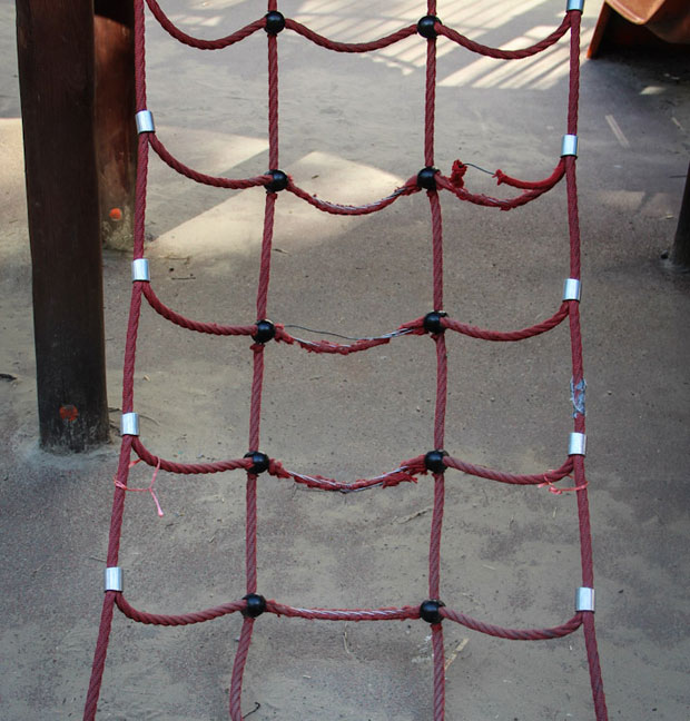 Dečija igrališta bezbrižna mesta za decu?