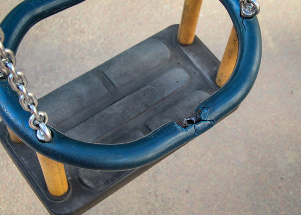 Dečija igrališta bezbrižna mesta za decu?