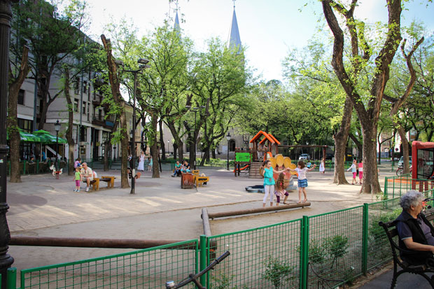 Dečija igrališta bezbrižna mesta za decu?