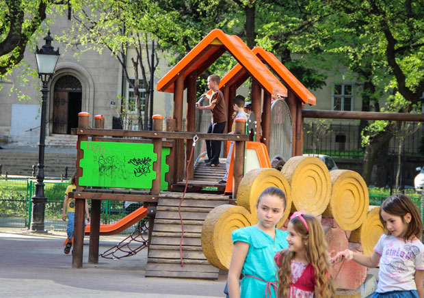 Dečija igrališta bezbrižna mesta za decu?