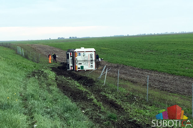 Prevrnuo se kamion na autoputu kod Feketića