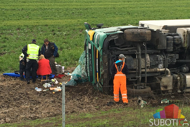 Prevrnuo se kamion na autoputu kod Feketića