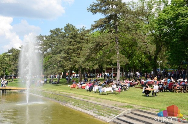 Roštilj, restorani ili doručak iz kontejnera