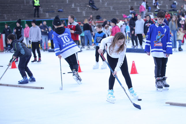 "Super zima" - nadmetanje u spretnosti na ledu za decu