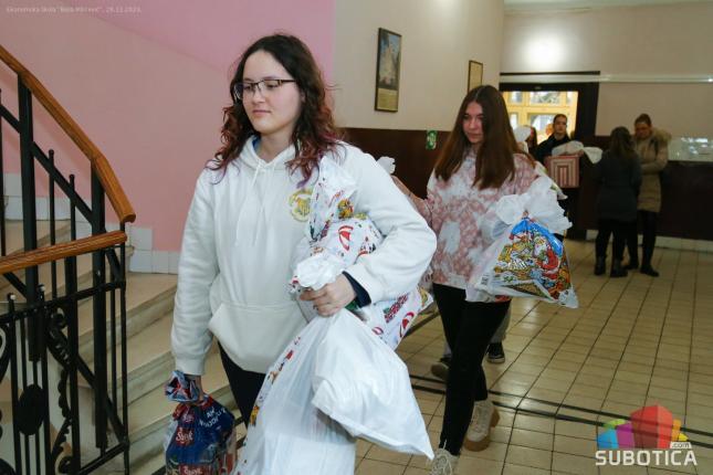 Đaci Ekonomske škole prikupili slatkiše za novogodišnje paketiće siromašnim sugrađanima