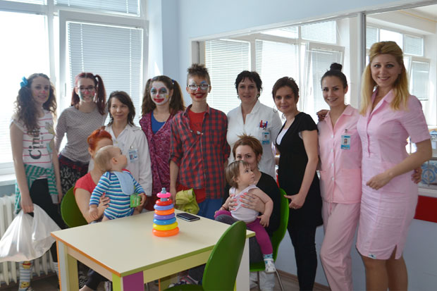 Učenici Medicinske škole obradovali pacijente dečijeg odeljenja Opšte bolnice