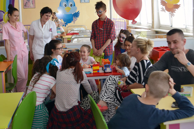 Učenici Medicinske škole obradovali pacijente dečijeg odeljenja Opšte bolnice