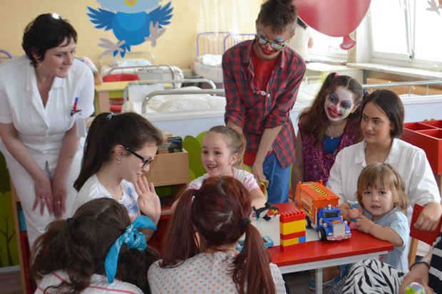 Učenici Medicinske škole obradovali pacijente dečijeg odeljenja Opšte bolnice