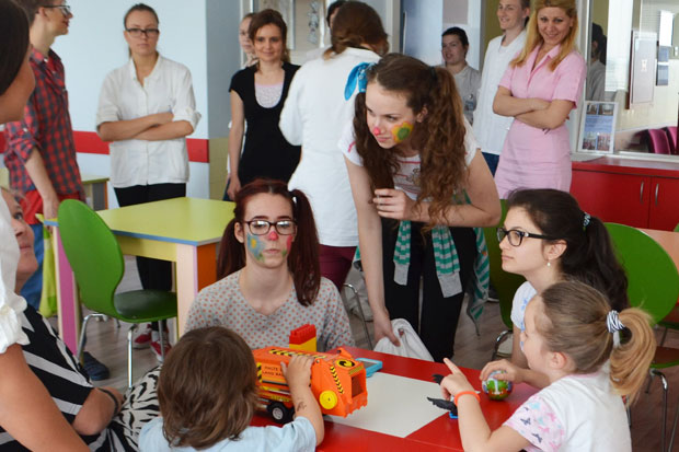 Učenici Medicinske škole obradovali pacijente dečijeg odeljenja Opšte bolnice