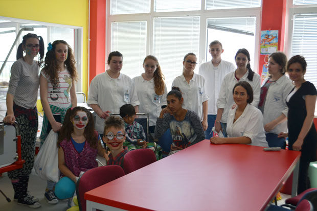 Učenici Medicinske škole obradovali pacijente dečijeg odeljenja Opšte bolnice