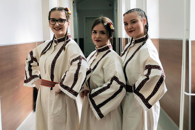 Pevaju u horu i - po školskim hodnicima