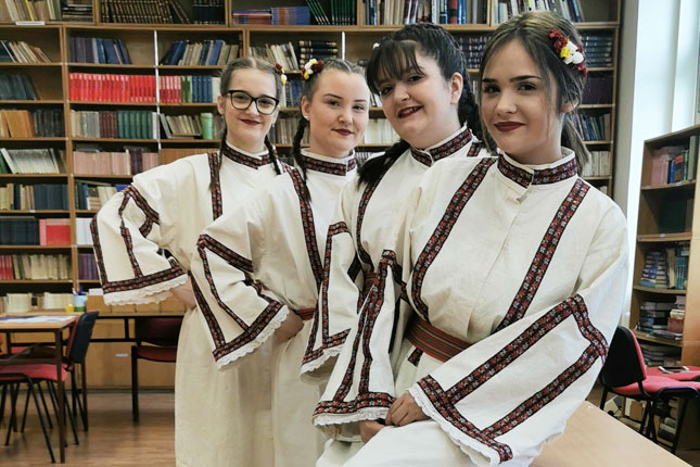 Pevaju u horu i - po školskim hodnicima