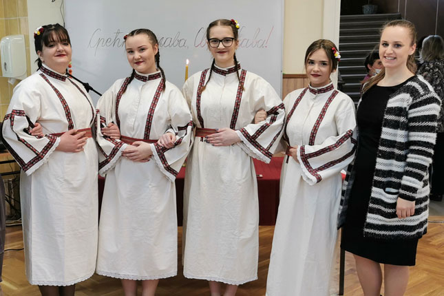 Pevaju u horu i - po školskim hodnicima