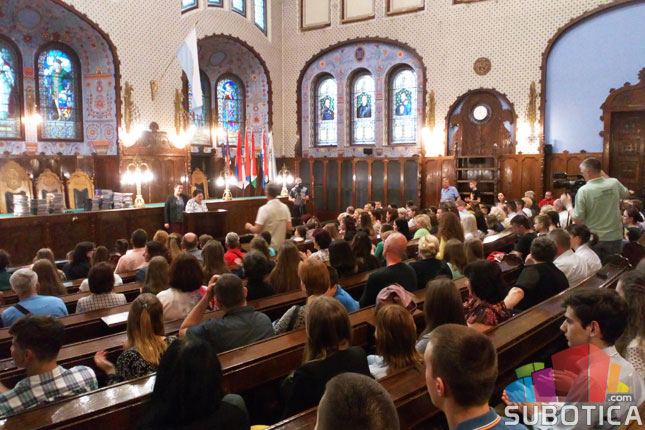 Dodeljene pohvalnice učenicima za postignute uspehe na republičkim i međunarodnim takmičenjima