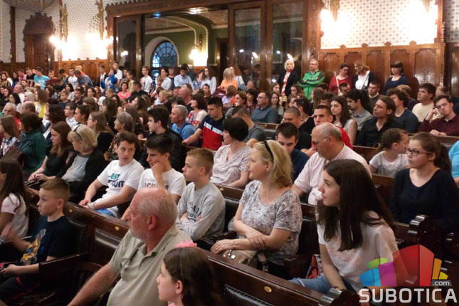 Dodeljene pohvalnice učenicima za postignute uspehe na republičkim i međunarodnim takmičenjima