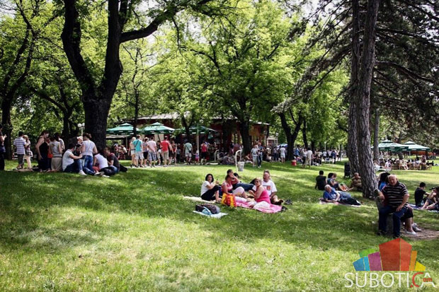 Prvi maj na Paliću uz tradicionalne gužve i vašarsku atmosferu