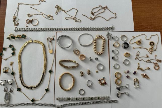Na Horgošu zaplenjeni satovi, dukati i nakit u vrednosti od 357 hiljada evra