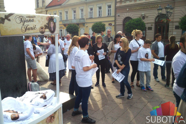 Novosađani potpisima i trominutnom tišinom podržali "Tijanin zakon"