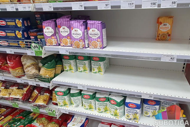 Ni u subotičkim marketima nema šećera u pakovanjima od kilogram, Vlada najavljuje rešenje