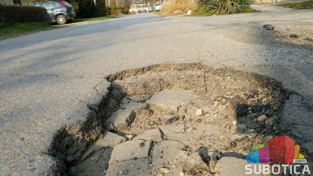Rupa na putevima bezbroj, dežurne ekipe svaki dan na terenu