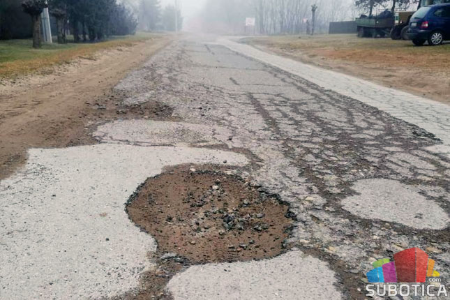 Rupa na putevima bezbroj, dežurne ekipe svaki dan na terenu