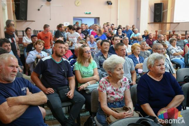 Građani Hajdukova: Migrantska kriza ili terorizam? Policija: Svakodnevno delujemo i planiramo kako da zaštitimo građane!