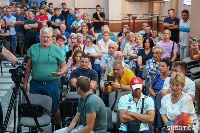 Građani Hajdukova: Migrantska kriza ili terorizam? Policija: Svakodnevno delujemo i planiramo kako da zaštitimo građane!