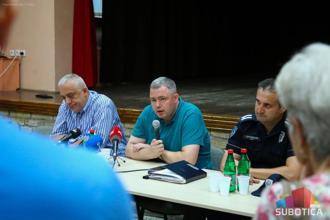 Građani Hajdukova: Migrantska kriza ili terorizam? Policija: Svakodnevno delujemo i planiramo kako da zaštitimo građane!