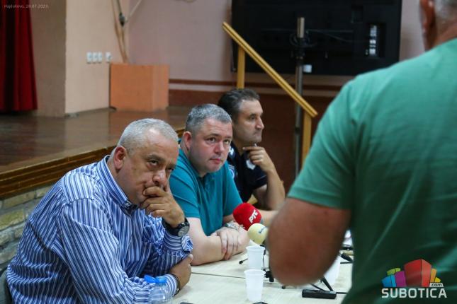 Građani Hajdukova: Migrantska kriza ili terorizam? Policija: Svakodnevno delujemo i planiramo kako da zaštitimo građane!