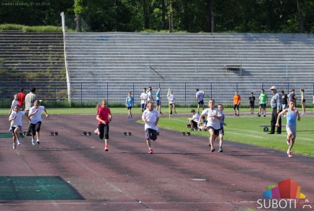 Održan prvi dan Okružnog prvenstva u atletici za učenike osnovnih škola