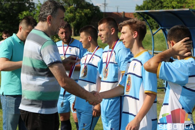 Fudbal: "Lokomotivi" uručen pehar, revijalni meč završen bez pobednika