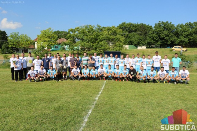 Fudbal: "Lokomotivi" uručen pehar, revijalni meč završen bez pobednika