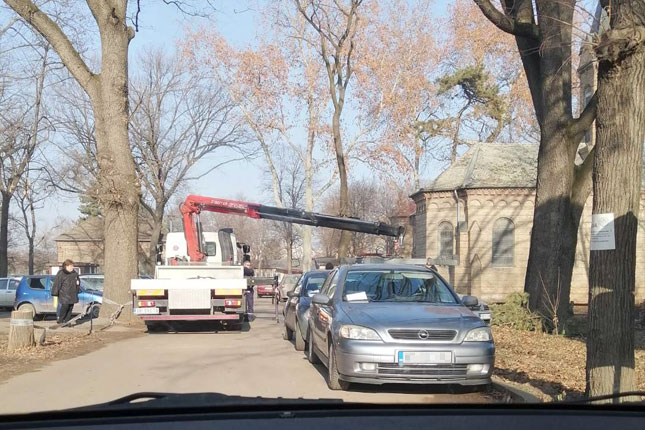 Nesavesni vozači blokiraju požarni put u krugu bolnice