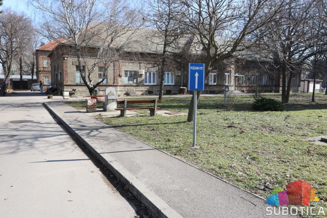 Nesavesni vozači blokiraju požarni put u krugu bolnice