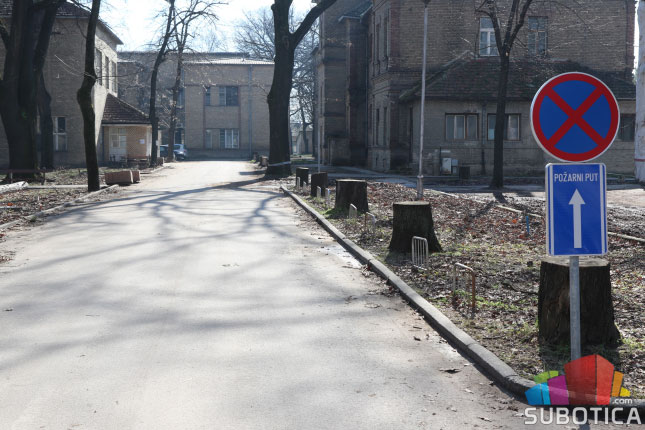 Nesavesni vozači blokiraju požarni put u krugu bolnice