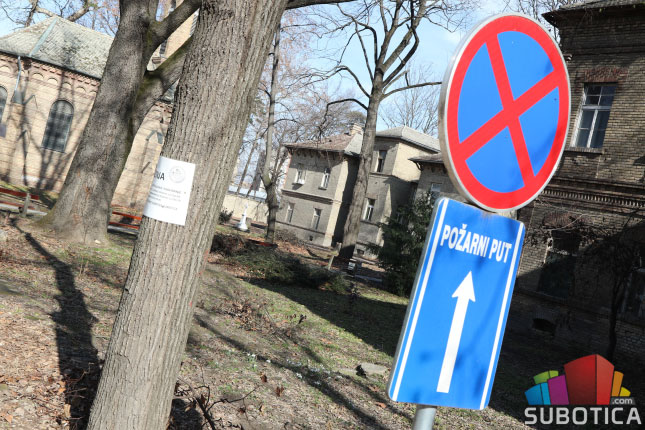 Nesavesni vozači blokiraju požarni put u krugu bolnice