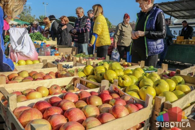 Bogata ponuda na "Vašaru zimnice", prikupljene namirnice voća i povrća za 11 porodica
