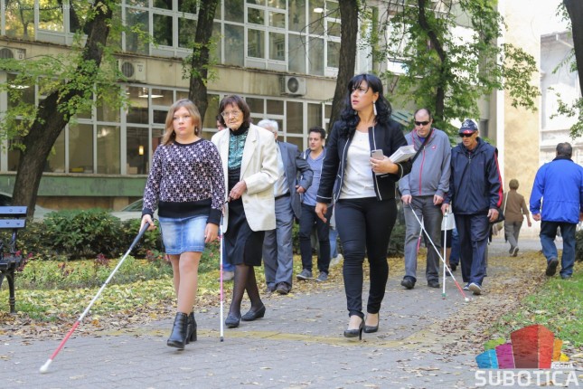 Obratite pažnju na beli štap!